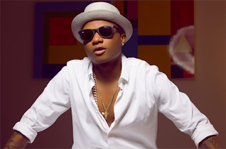 Wizkid reacts to baby mama’s banging bikini body