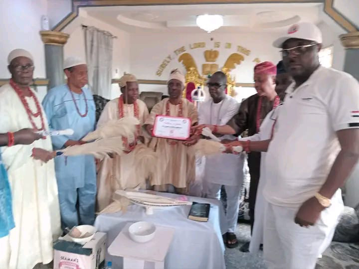 Agboola Ajayi Presents Certificate of Return To Apoi Monarchs, Seeks Royal Blessings
