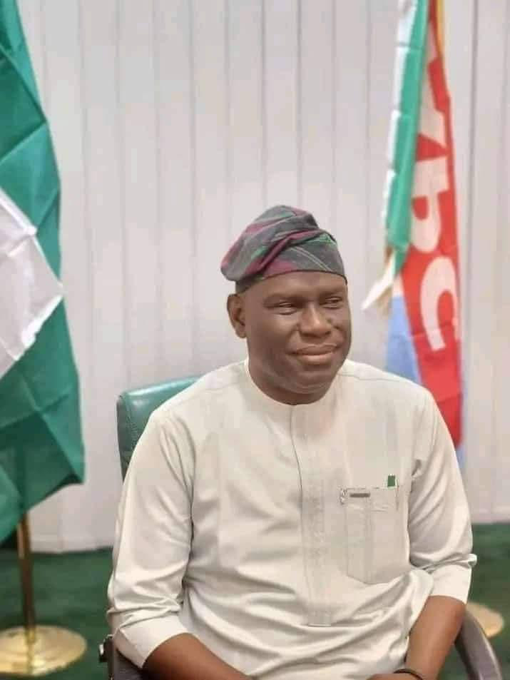 NAAS Commends Adefarati For Supporting Akungba Students With Laptops, Bursaries